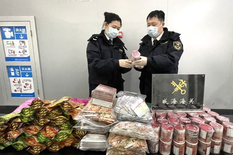威海海关查获违规携带进境食品、鞋靴、保健品等3980件